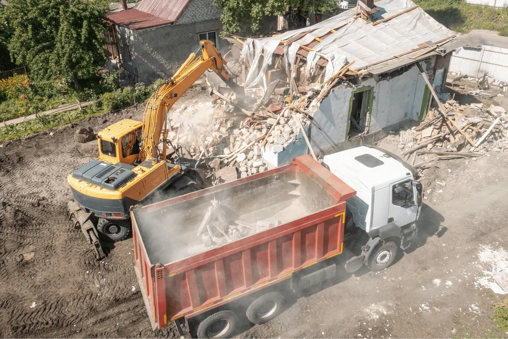 Вывоз мусора после сноса зданий с выездом в Оренбурге в октябре