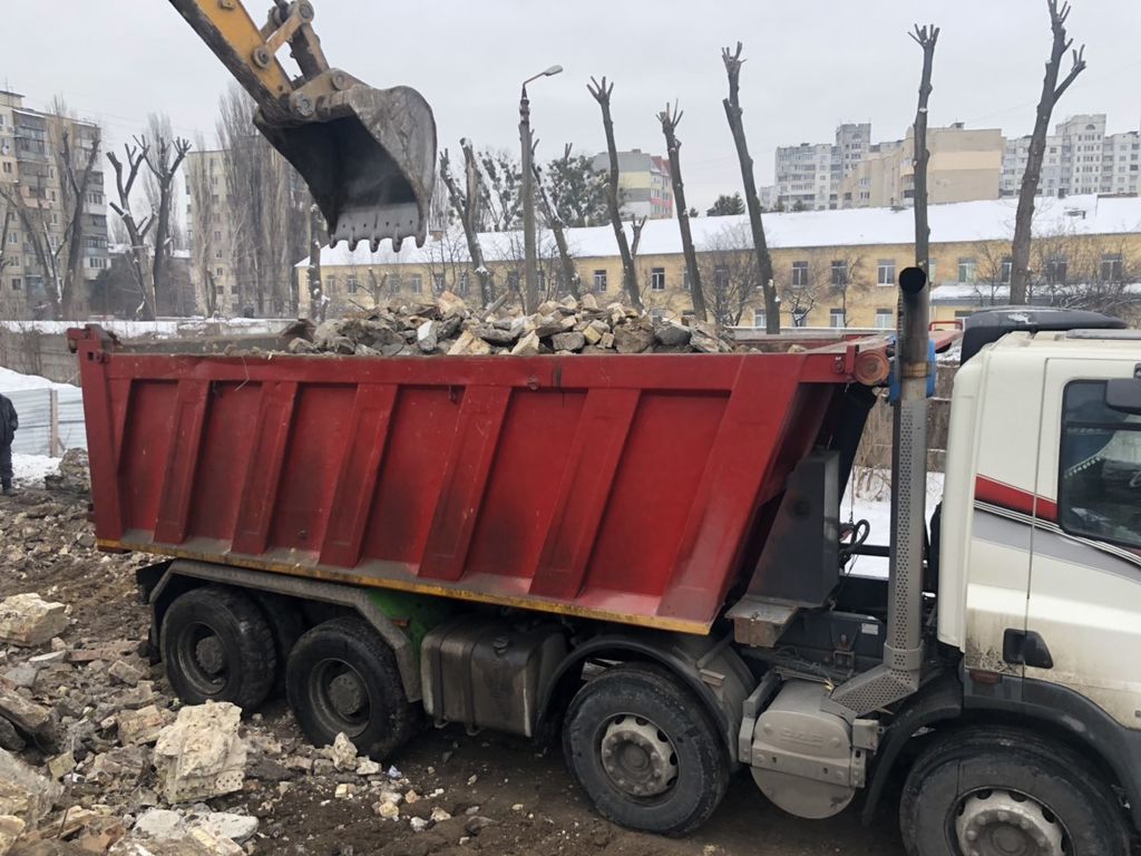 Вывоз мусора Камазом в Оренбурге в октябре