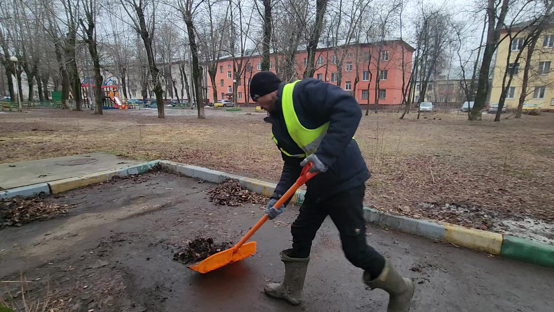 Уборка территорий в Оренбурге в октябре