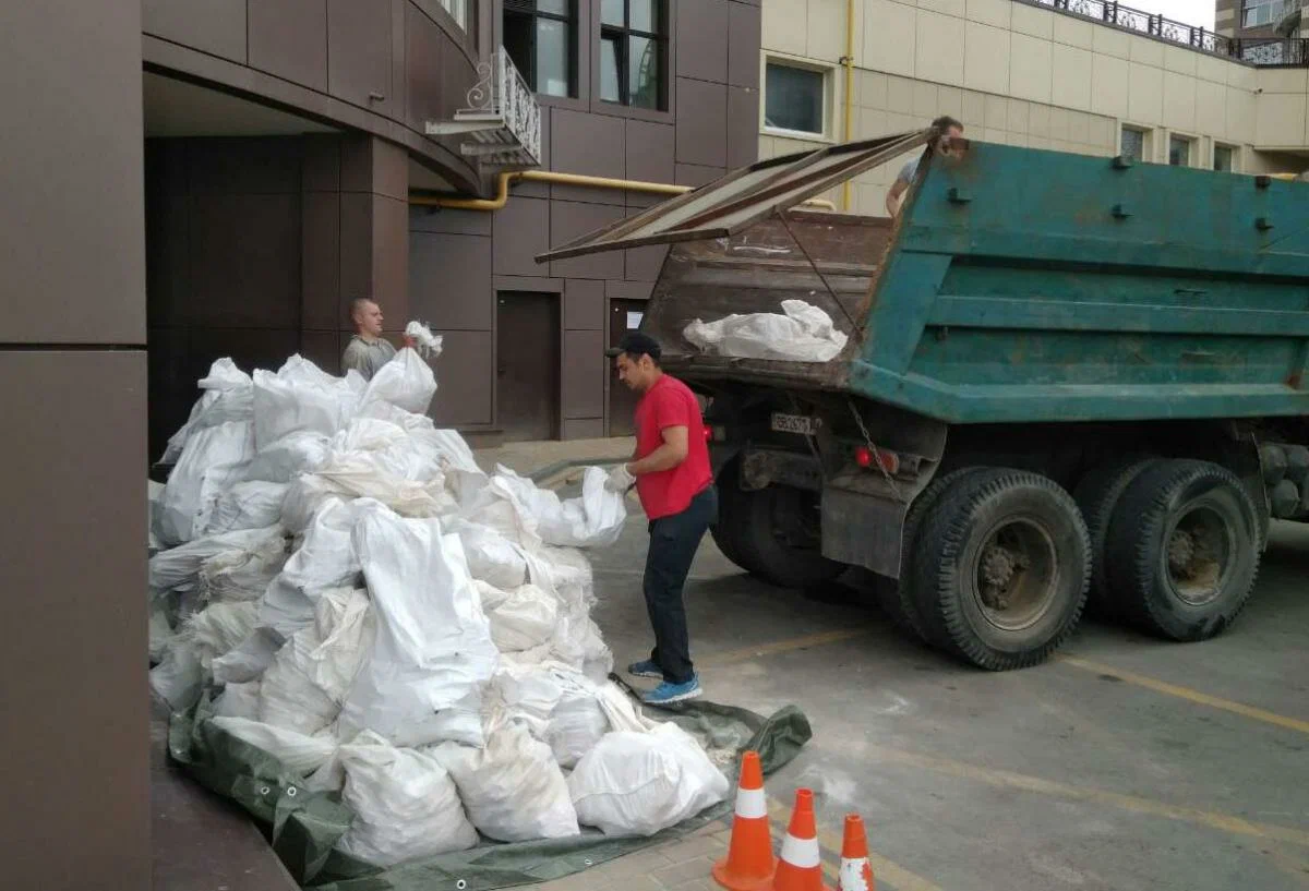 Вывоз мусора из подвала в Оренбурге от ПроМусор – уборка, разбор завалов и очистка, цены от 2441 руб