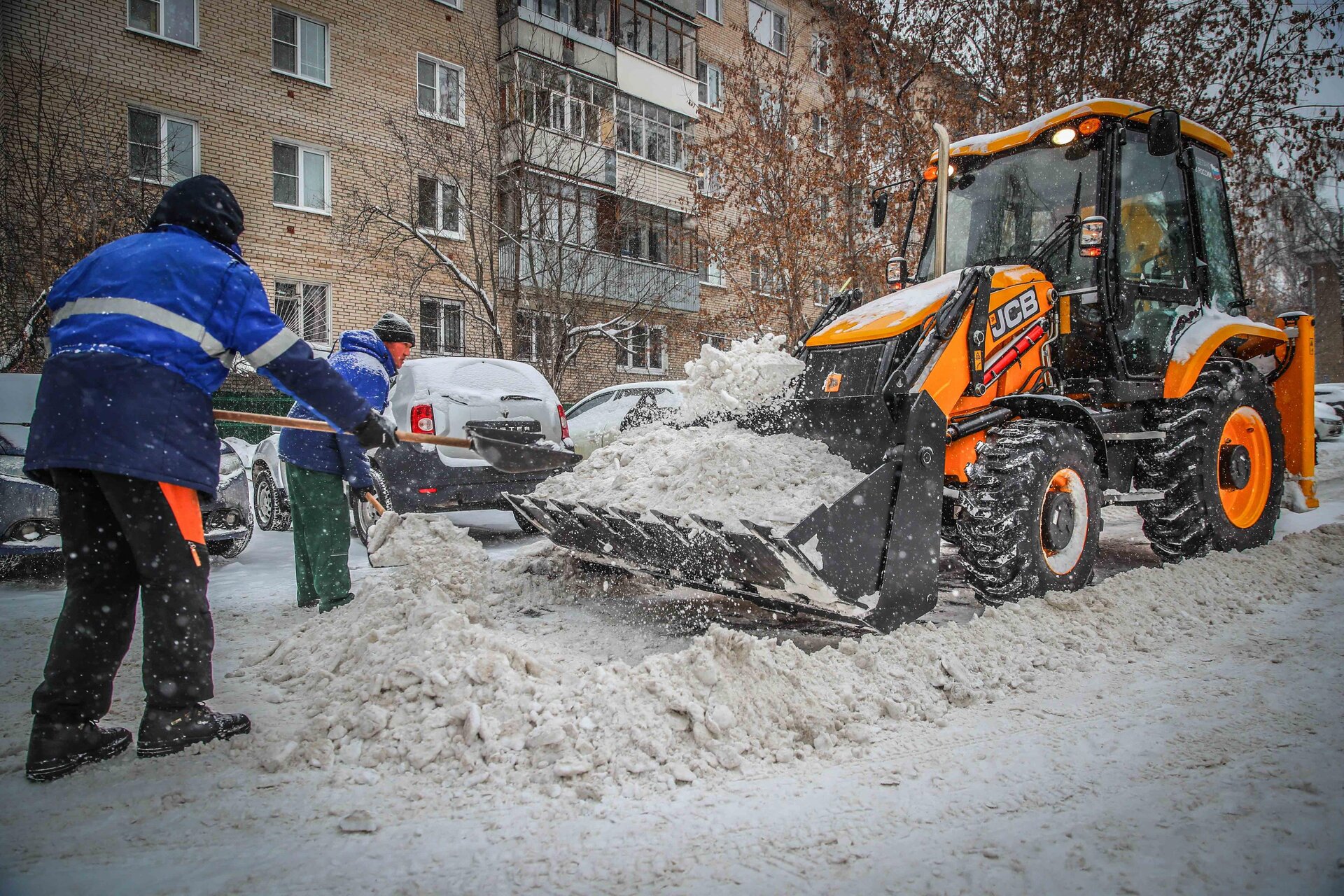 Очистка дворов от снега и наледи в Оренбурге — уборка снега, трактор и ручная, цены от 508 руб. | ПроМусор