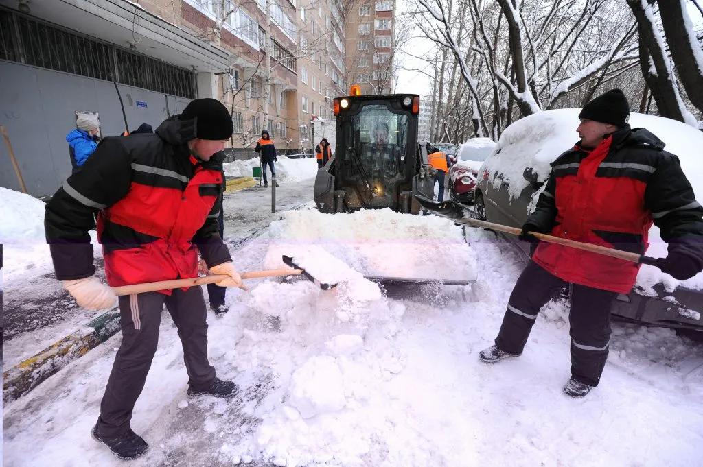 Очистка дворов от снега с гарантией результата в Оренбурге в октябре